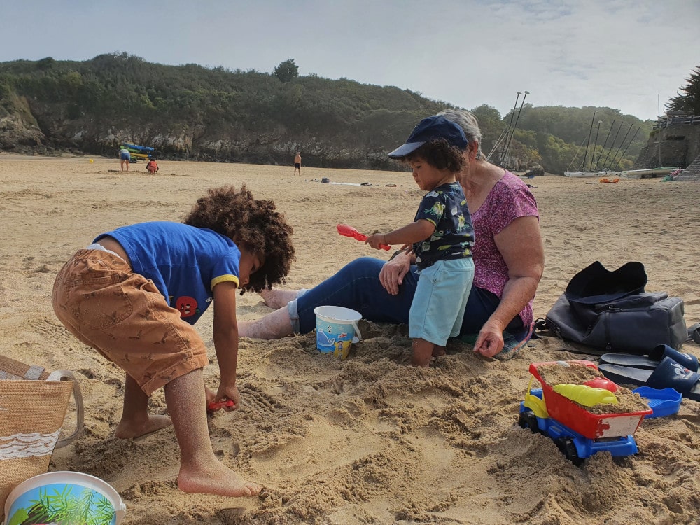 Maman fait des pâtés de sable avec les enfants